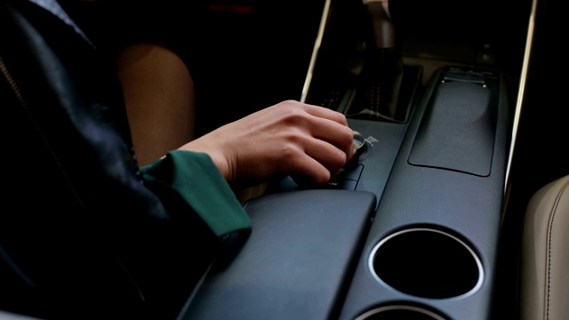 一个女孩坐在她的新车在汽车经销商的特写镜头。视频素材