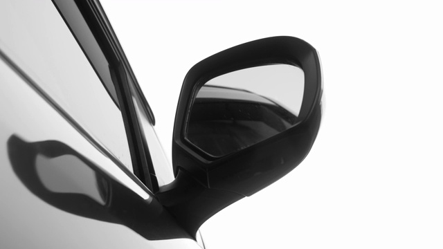 自动车窗车上下移动的外部视图，驾驶员的手按在汽车的自动动力控制窗口按钮上。技术和交通理念。视频素材