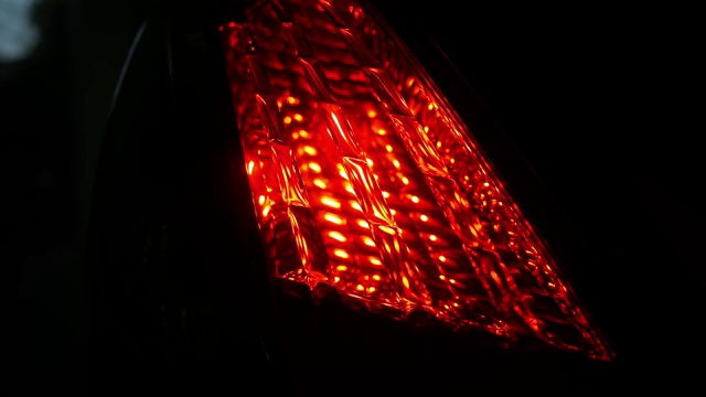 夜间汽车的照明开关LED。技术和交通理念。视频下载