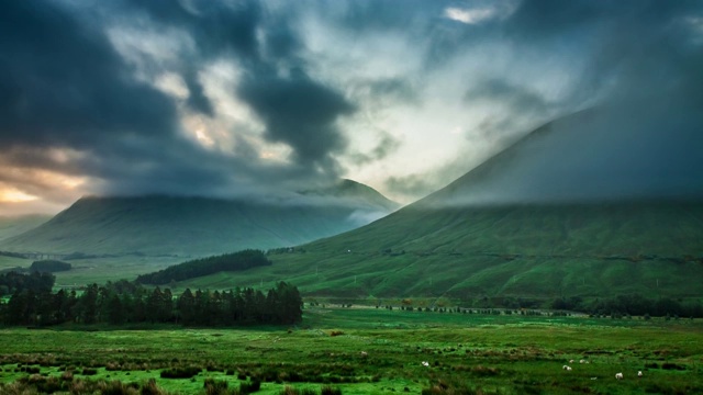 苏格兰格伦科山脉上美丽的雾蒙蒙的黎明，时间为4k视频素材