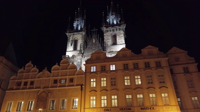 布拉格老城广场屋和晚上的泰恩教堂视频下载