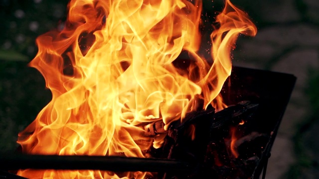 木棍在明亮的火焰中混合着原木。视频素材
