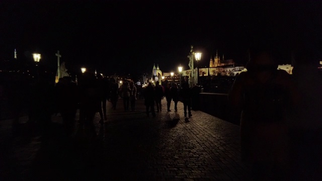 布拉格夜晚在查尔斯桥上行走的人们视频素材