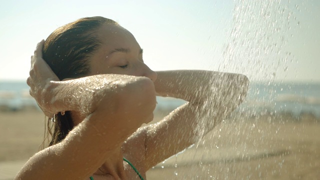 年轻漂亮的女人在地中海游泳后正在海滩上洗澡。巴塞罗那。西班牙。缓慢的运动。高清视频下载