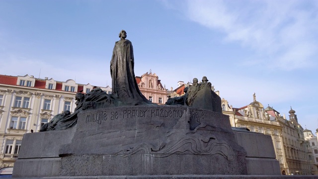 布拉格老城广场上的简·胡斯纪念馆视频素材