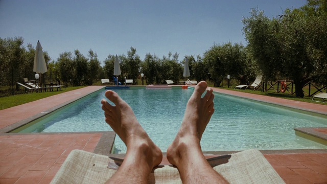 腿部放松的角度:在游泳池里视频下载