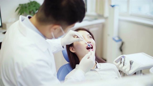 牙医在牙科诊所给病人检查视频下载