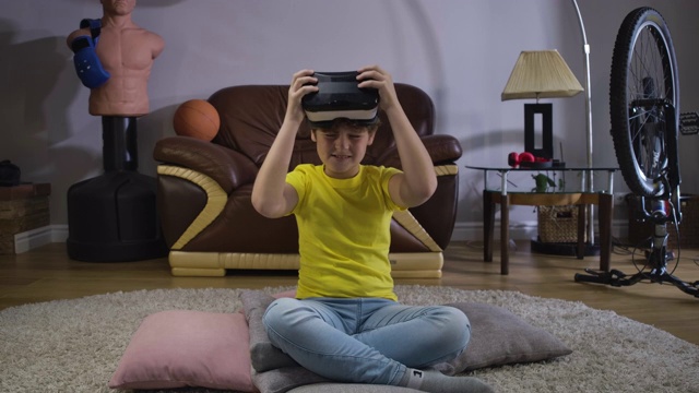 微笑的白人男孩在休闲衣服上戴上VR头盔的肖像。可爱的孩子在试他的礼物。虚拟现实，网络游戏，3d。电影4k ProRes总部。视频素材