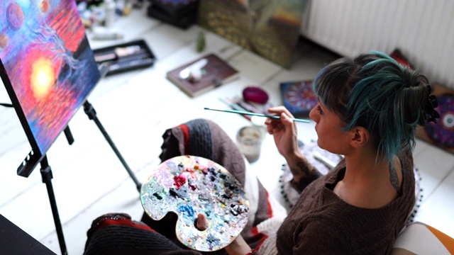 现代女画家在她的工作室工作她的艺术项目视频下载