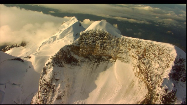 大雪覆盖了崎岖的山脉。视频下载