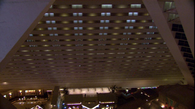 客人们在卢克索酒店的大厅里来回走动。视频下载
