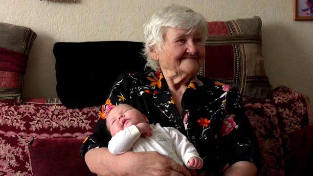 祖母怀里抱着一个婴儿视频下载