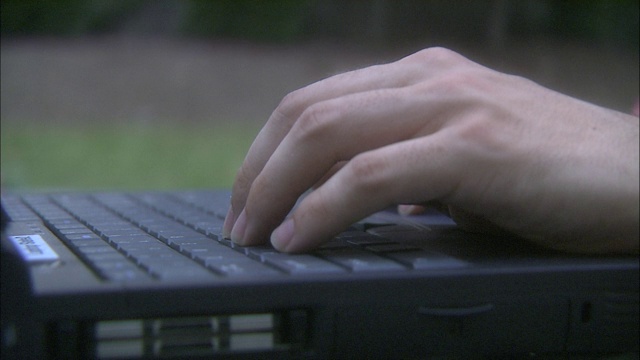 两只手在笔记本电脑键盘上打字。视频素材