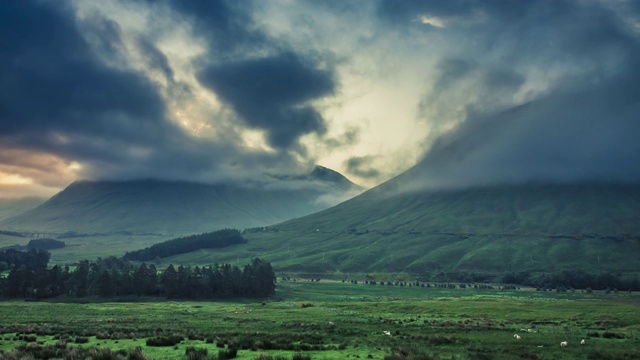 苏格兰格伦科山脉上令人惊叹的雾蒙蒙的黎明，4k时间视频素材