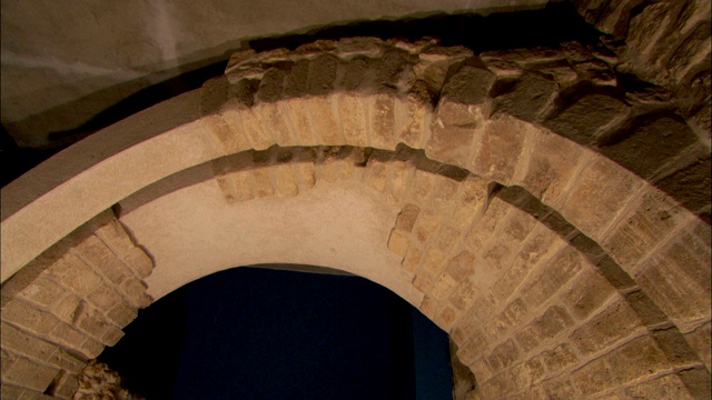 菲利普墙的特色是一个砖覆盖的拱门。视频下载