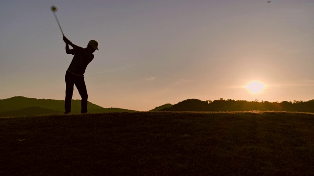 高尔夫球手在夏天打扫地，放松时间，运动概念。视频下载