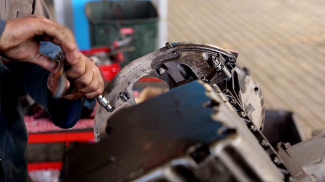 机械师的手特写，他在修理汽车的发动机。视频素材