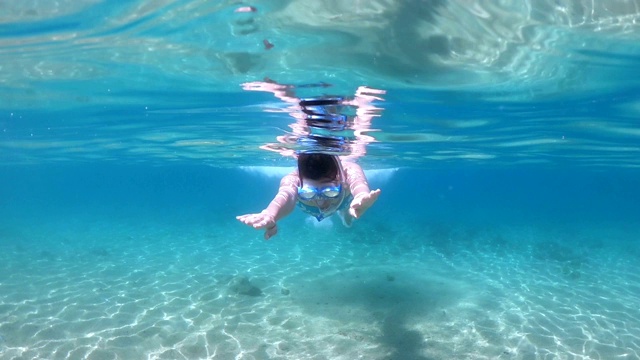 浮潜和在海里玩视频素材