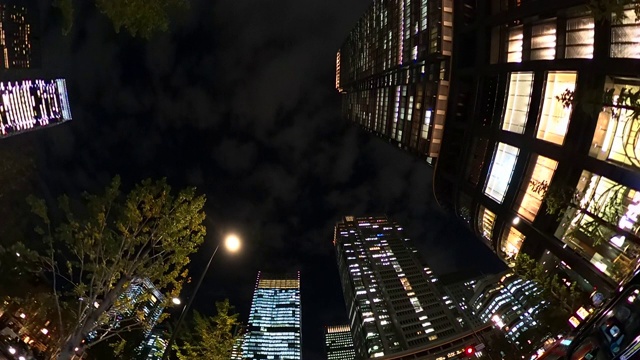 在夜晚开车穿过摩天大楼视频下载