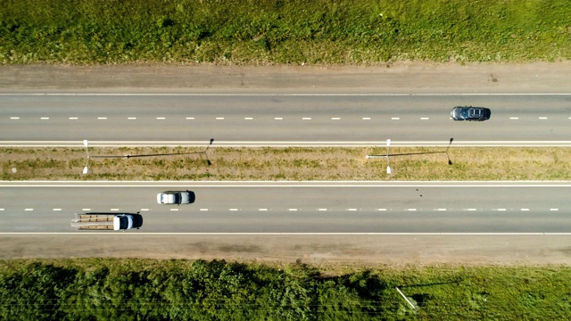 红色翻车机和汽车沿着现代高速公路行驶俯视图视频素材