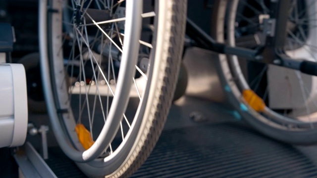 残疾人的轮椅从一辆特殊的车里推出来视频素材