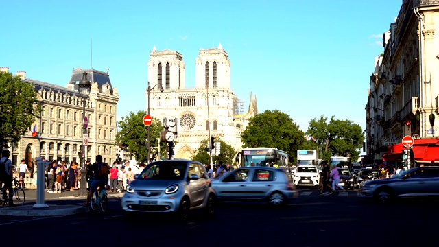 背景是巴黎圣母院的交通状况视频素材