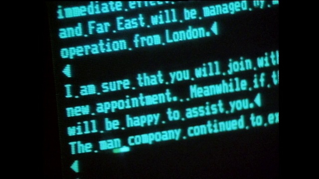 手打字与时钟滴答作响的旧键盘;1985视频下载