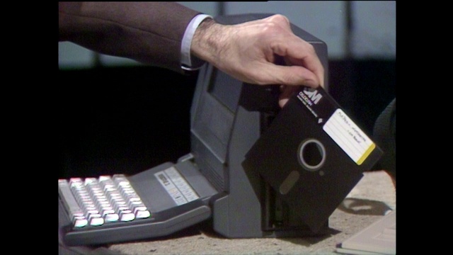 手动删除笔记本电脑驱动器上的大软盘;1985视频下载