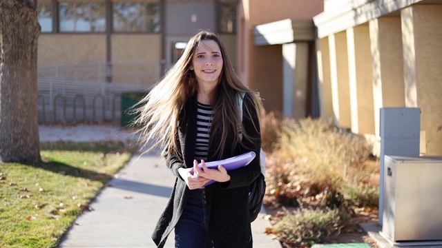 Z世代女高中学生校外建筑有趣的活动视频在西科罗拉多视频素材