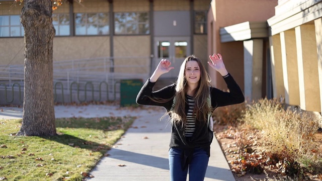 Z世代女高中学生校外建筑有趣的活动视频在西科罗拉多视频素材