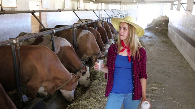 农场上的女农民视频素材