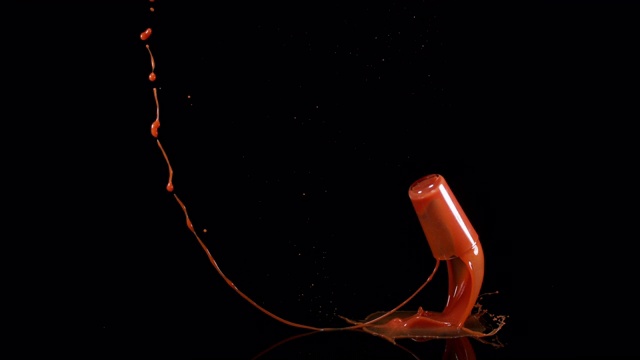 一杯番茄汁在黑色背景下，慢动作4K视频下载