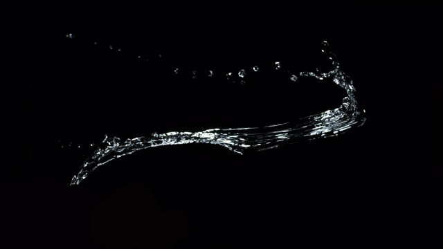 水喷出来的黑色背景，慢镜头4K视频素材