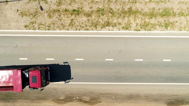 现代公路和驾驶红色自卸卡车与空的工作主体视频素材