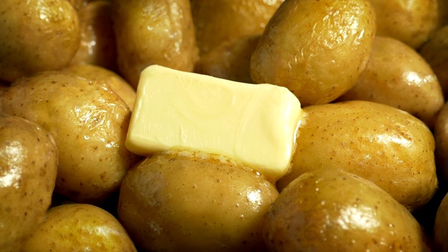 黄油在热土豆上融化视频下载