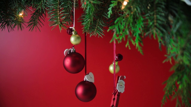 红色背景上的圣诞装饰品。假期的概念视频下载