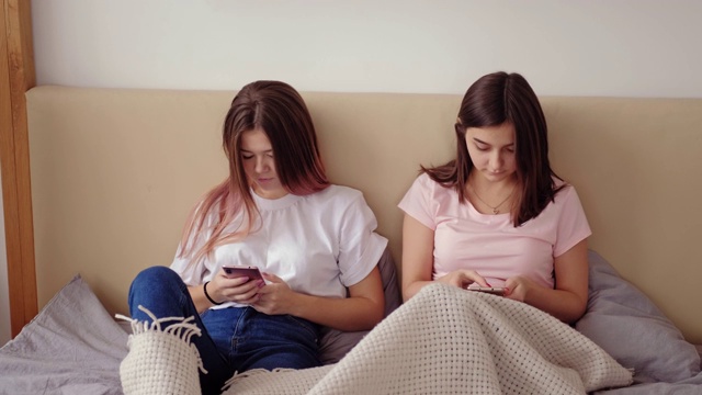 对使用智能手机的女性朋友低头的青少年视频素材