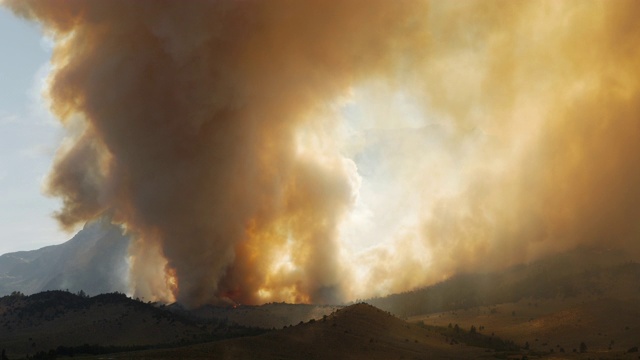 山腰燃烧着森林大火视频素材