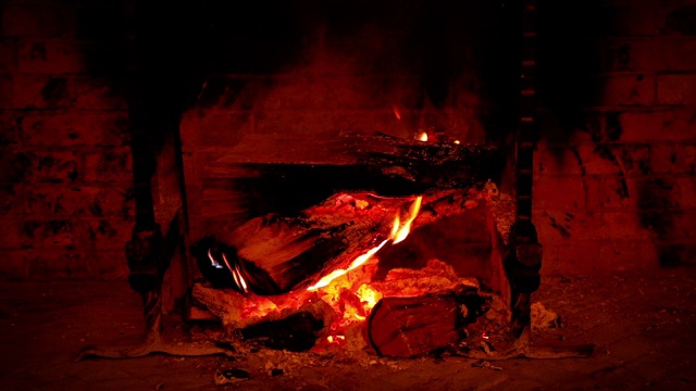壁炉里燃烧的木头视频素材