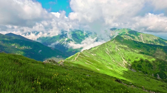 夏天从kasproy wierch山顶俯瞰山谷视频下载