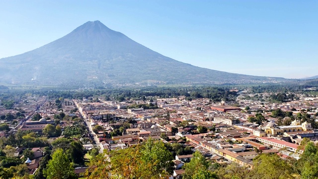 安提瓜房屋和阿瓜火山。危地马拉视频素材