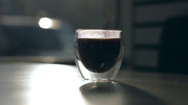 蒸汽上升的咖啡杯轮廓视频下载