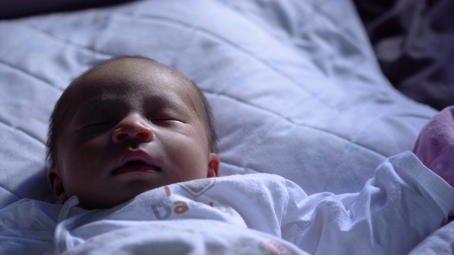 亚洲新生婴儿的特写视频素材