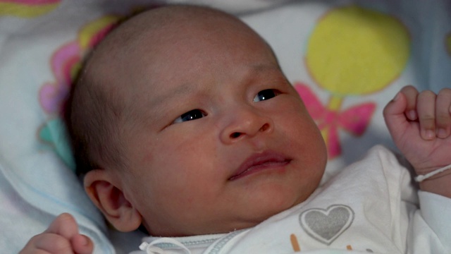 亚洲新生婴儿的特写视频素材