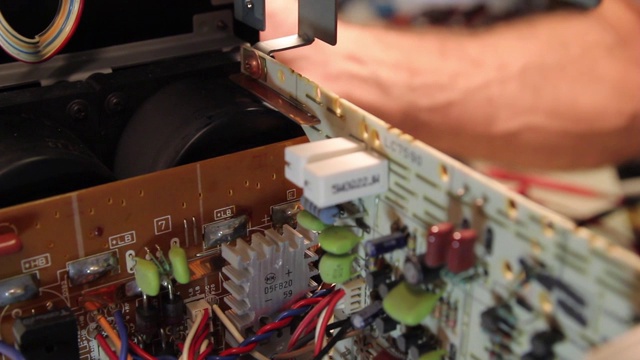 电子设备的维修由合格的技术员，电气板视频素材