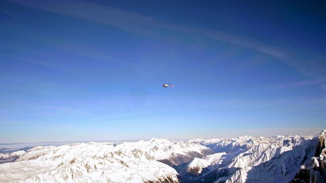 直升机飞过勃朗山视频素材