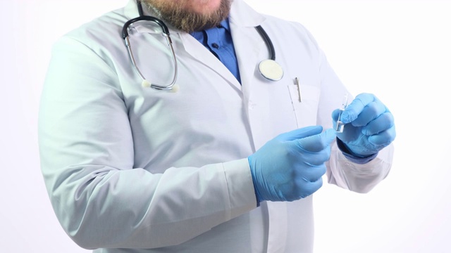 科学家在实验室工作。在医院检查和治疗病人之前，年轻严肃的医生戴着手套拿着一个药瓶视频素材