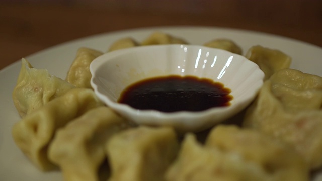滚烫的中国饺子在蒸笼里视频下载