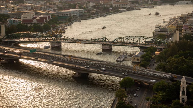 泰国曼谷湄南河上的Phra Phuttha Yodfa大桥。视频素材