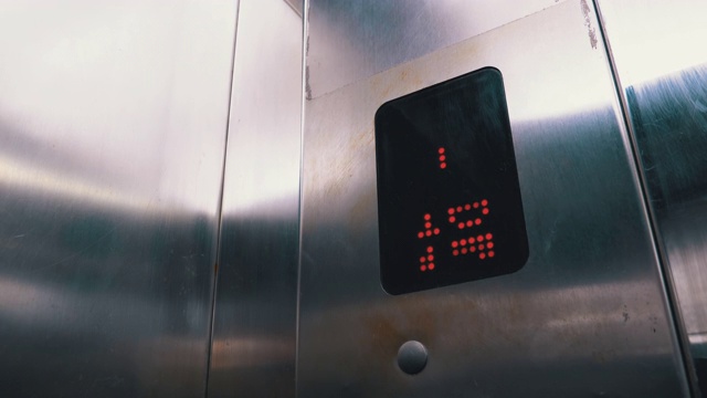 箭头向下的电梯里的数字显示从20层到15层视频下载